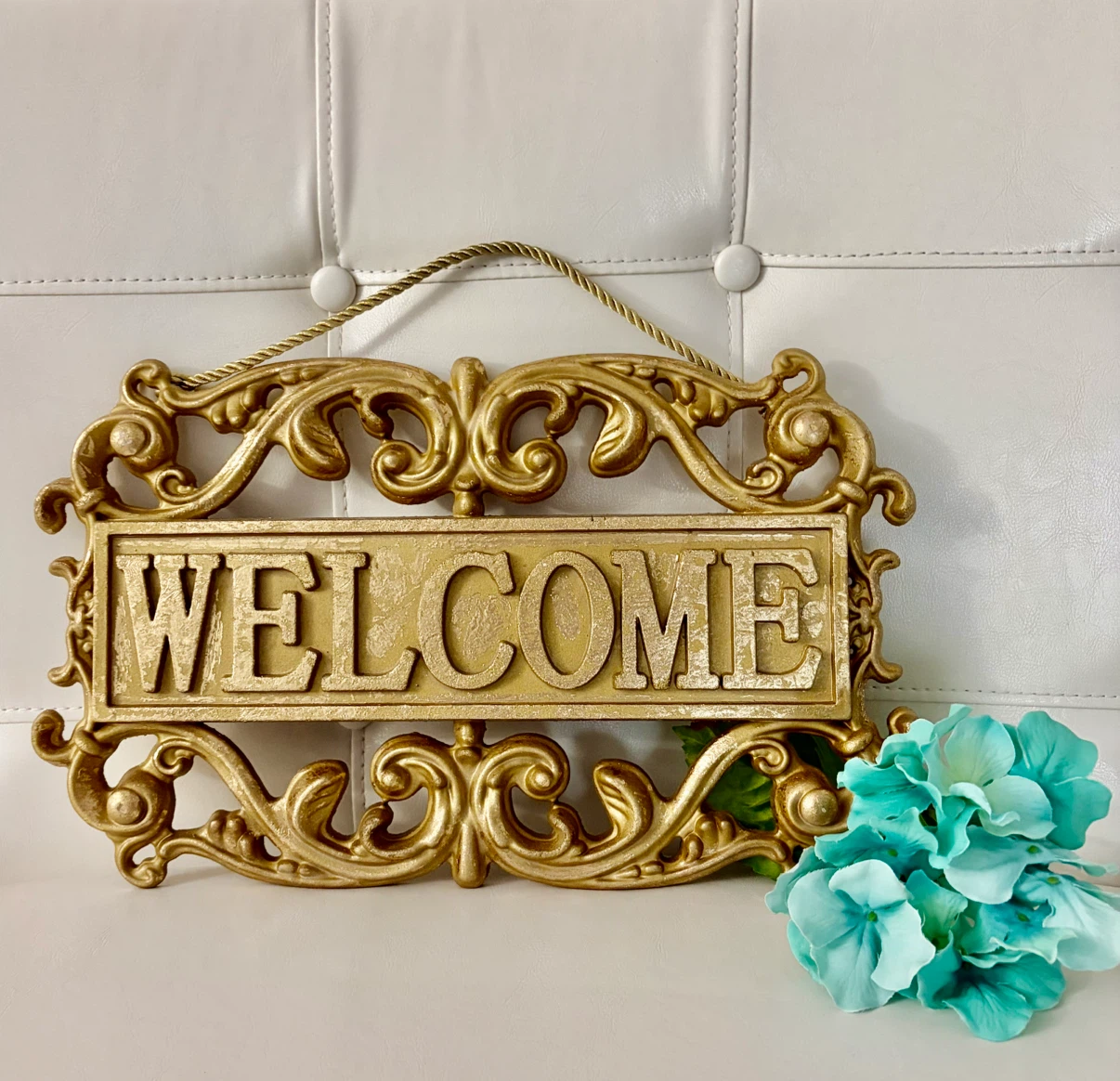 PRETTY GOLD WELCOME SIGN