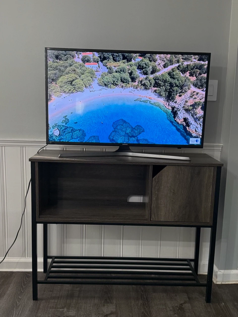 Samsung 40-inch 4K TV and TV console - photo 2