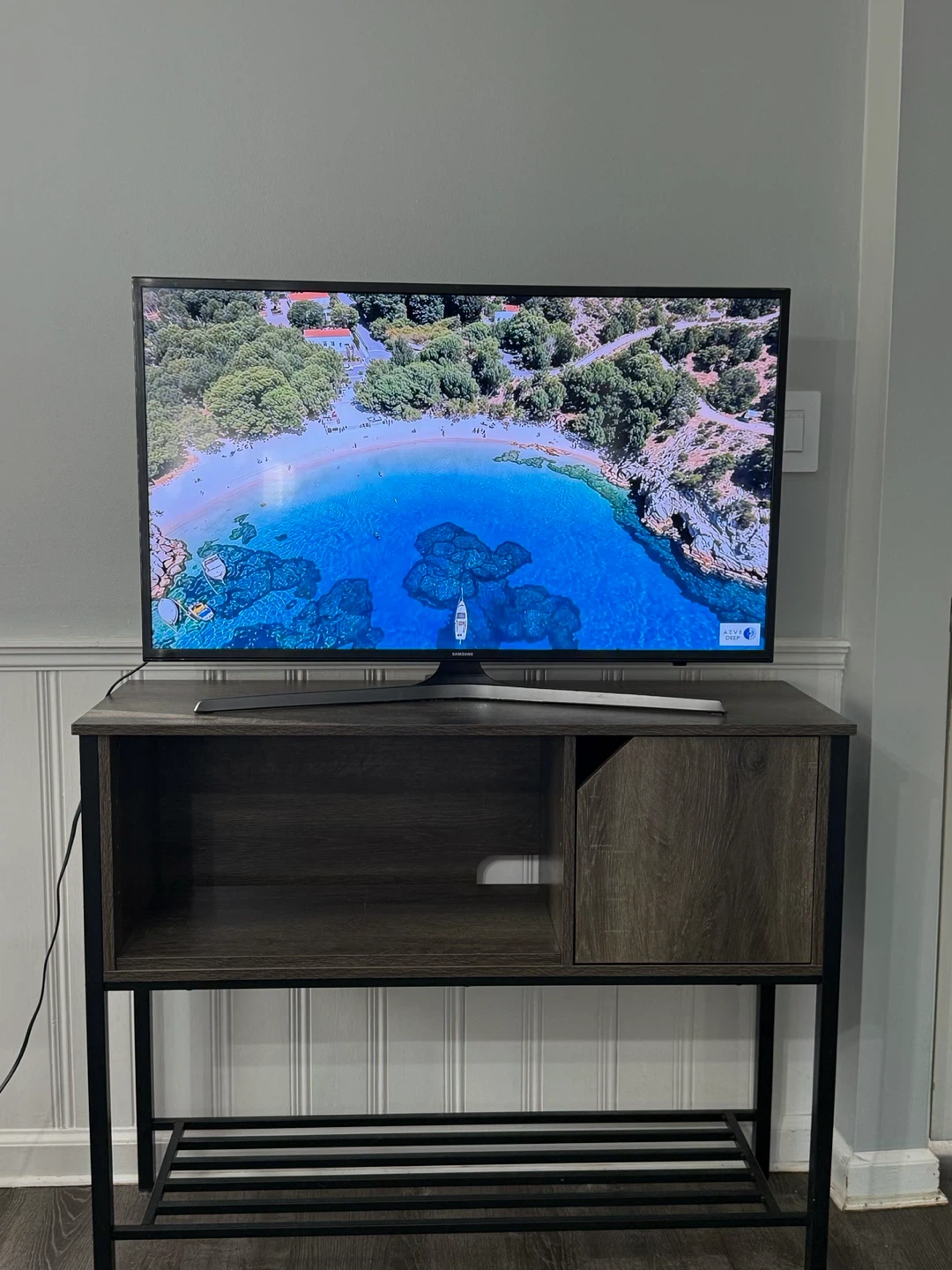 Samsung 40-inch 4K TV and TV console - photo 3