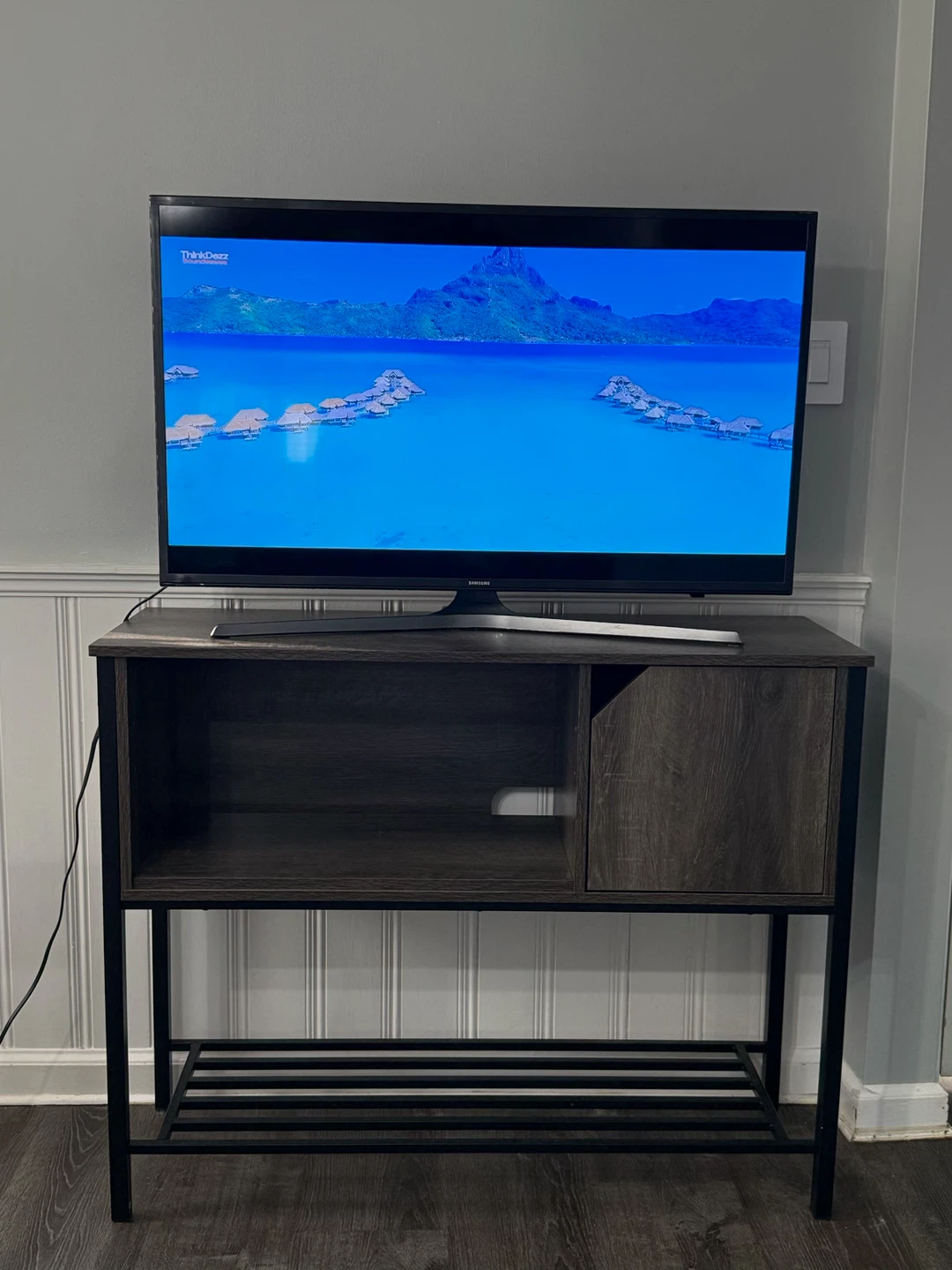 Samsung 40-inch 4K TV and TV console - photo 4