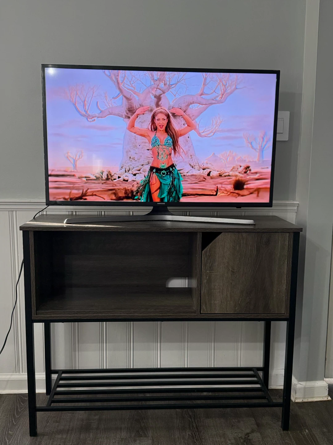 Samsung 40-inch 4K TV and TV console - photo 5