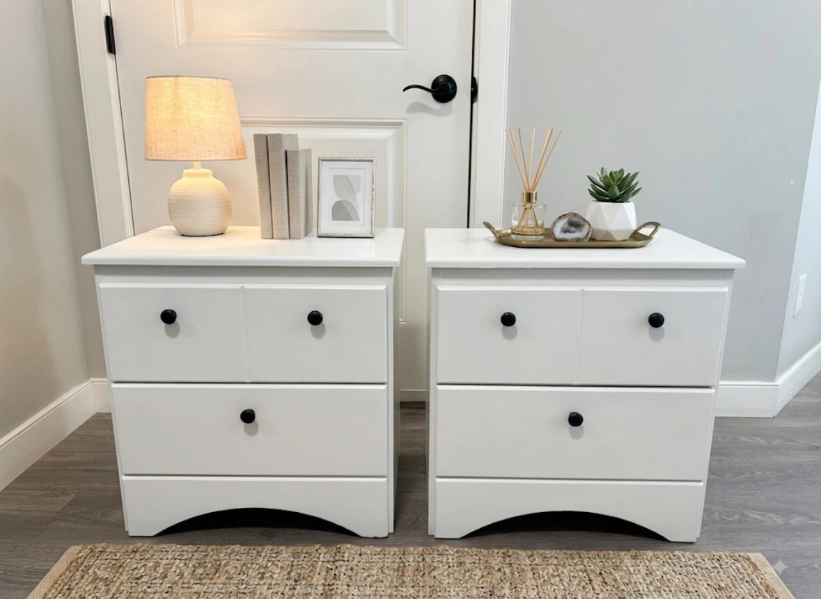 Set of 2 White Nightstands with Drawers