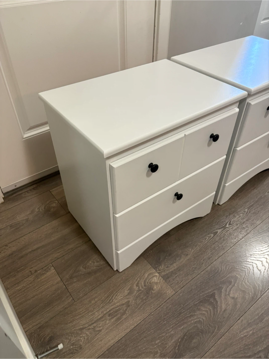 Set of 2 White Nightstands with Drawers - photo 4
