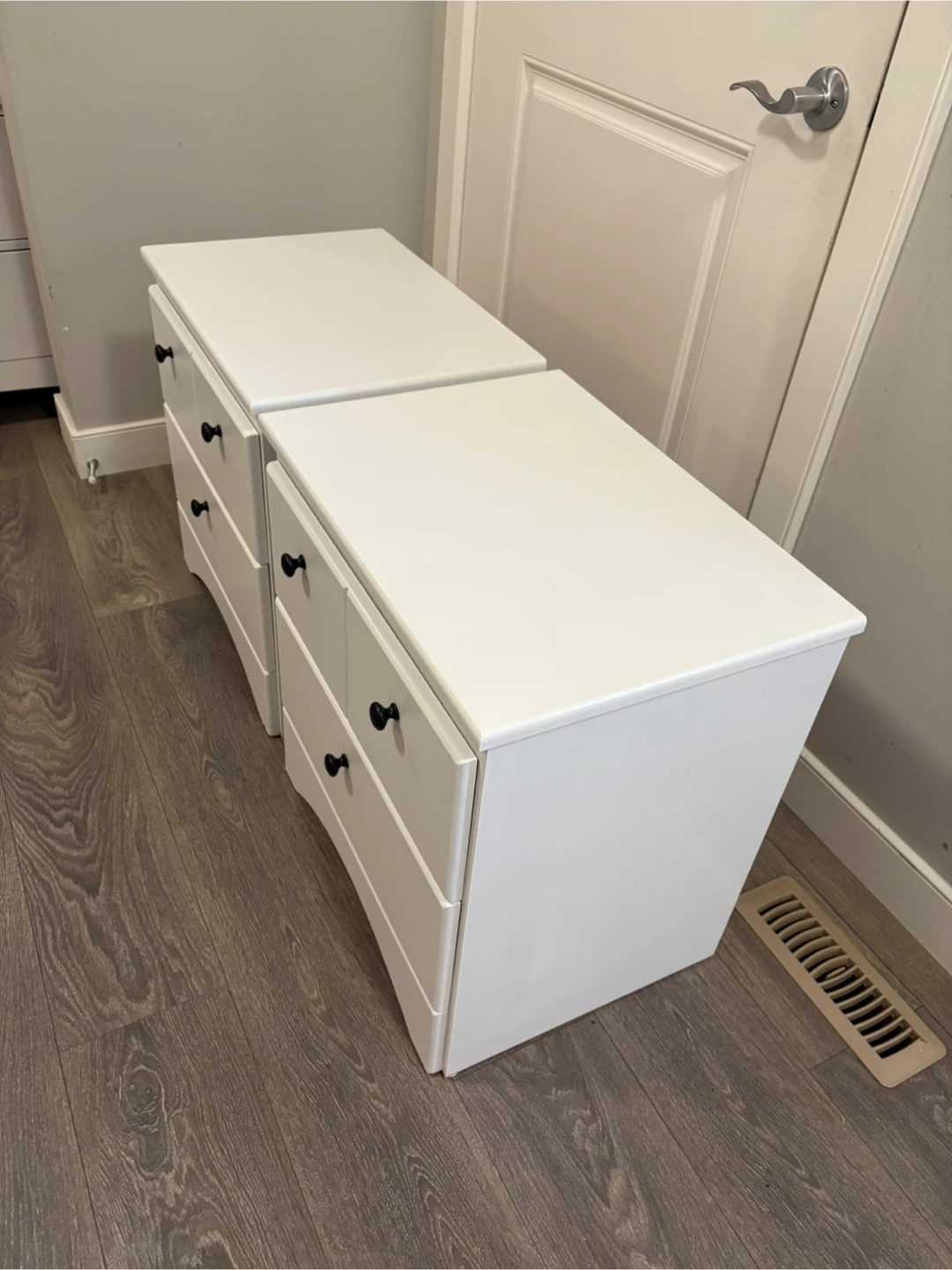 Set of 2 White Nightstands with Drawers - photo 5
