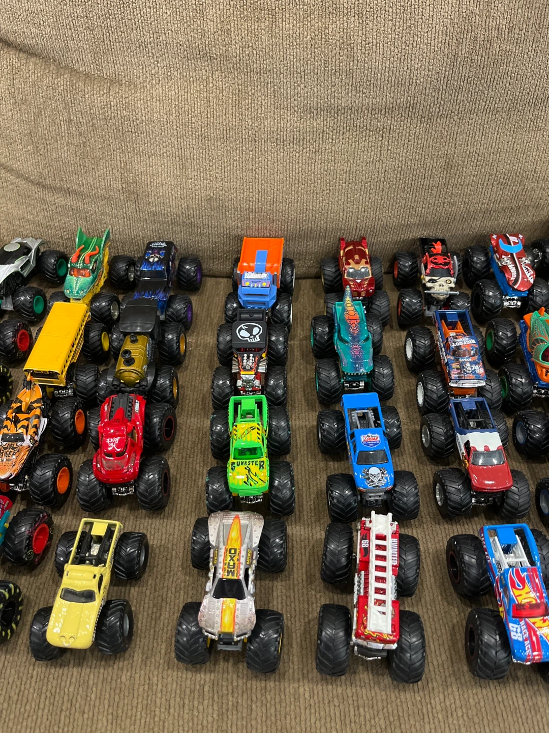 Hot Wheels Monster Trucks Lot 37 - photo 3