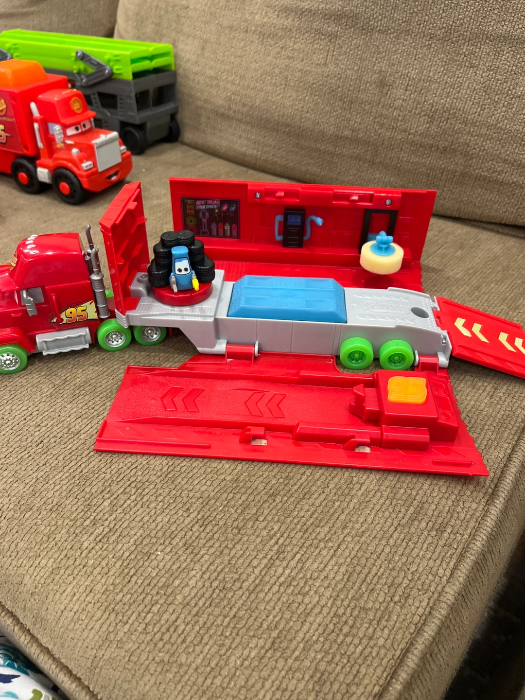 Disney Pixar Cars Mack Hauler Playset - photo 4