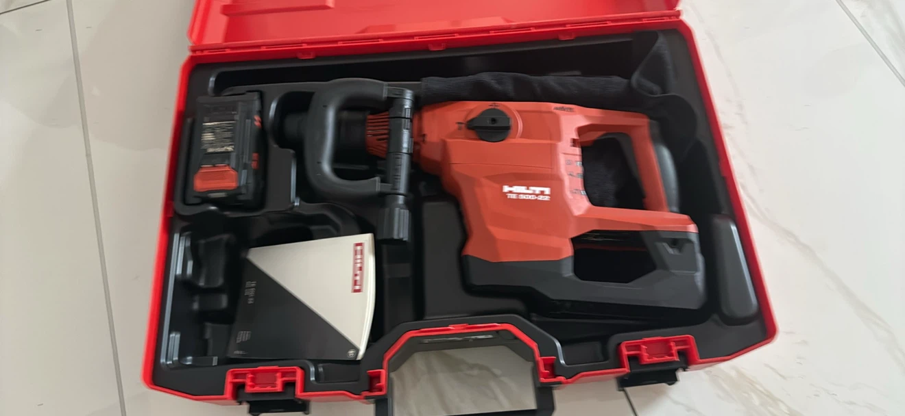 Hilti TE 50-AVR Rotary Hammer with Case and Battery - photo 3
