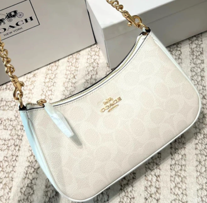 New Woman’s Coach Purse - photo 3