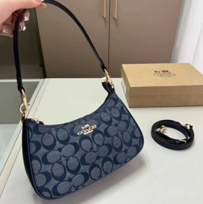 New Woman’s Coach Purse - photo 4