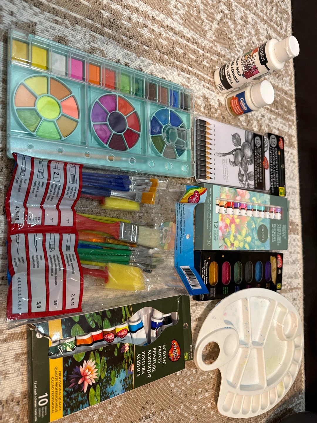 Bundle-Painting supplies and sketching pencils