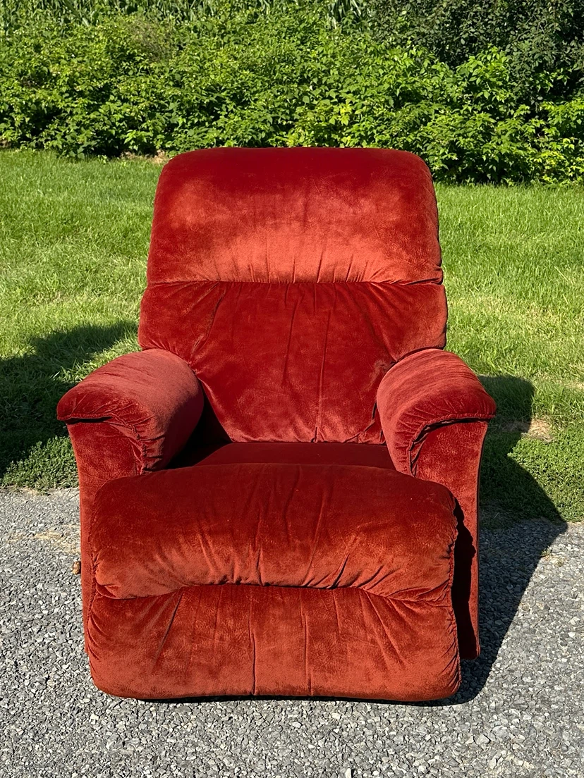 Red Velour La-Z-Boy Manual Recliner (CAN DELIVER)