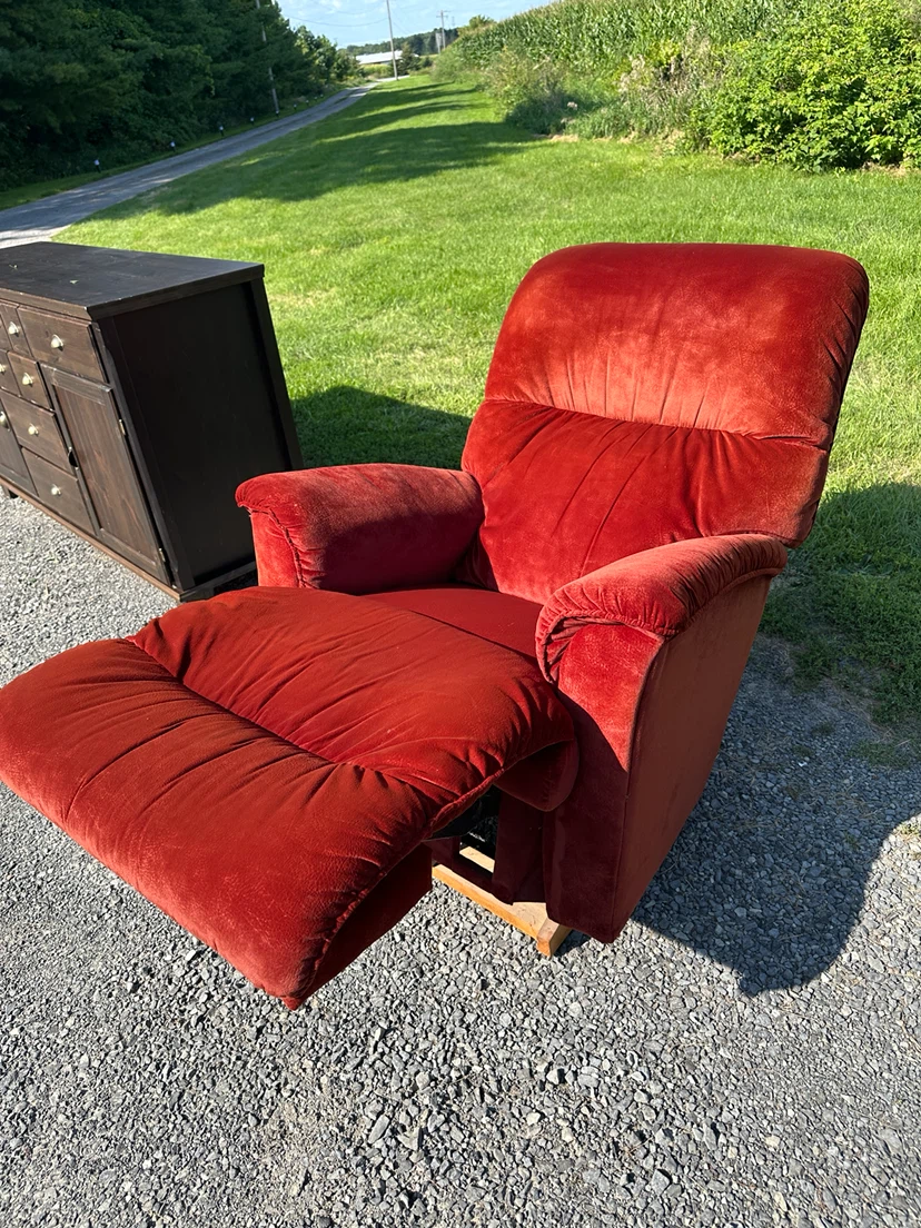 Red Velour La-Z-Boy Manual Recliner (CAN DELIVER) - photo 3