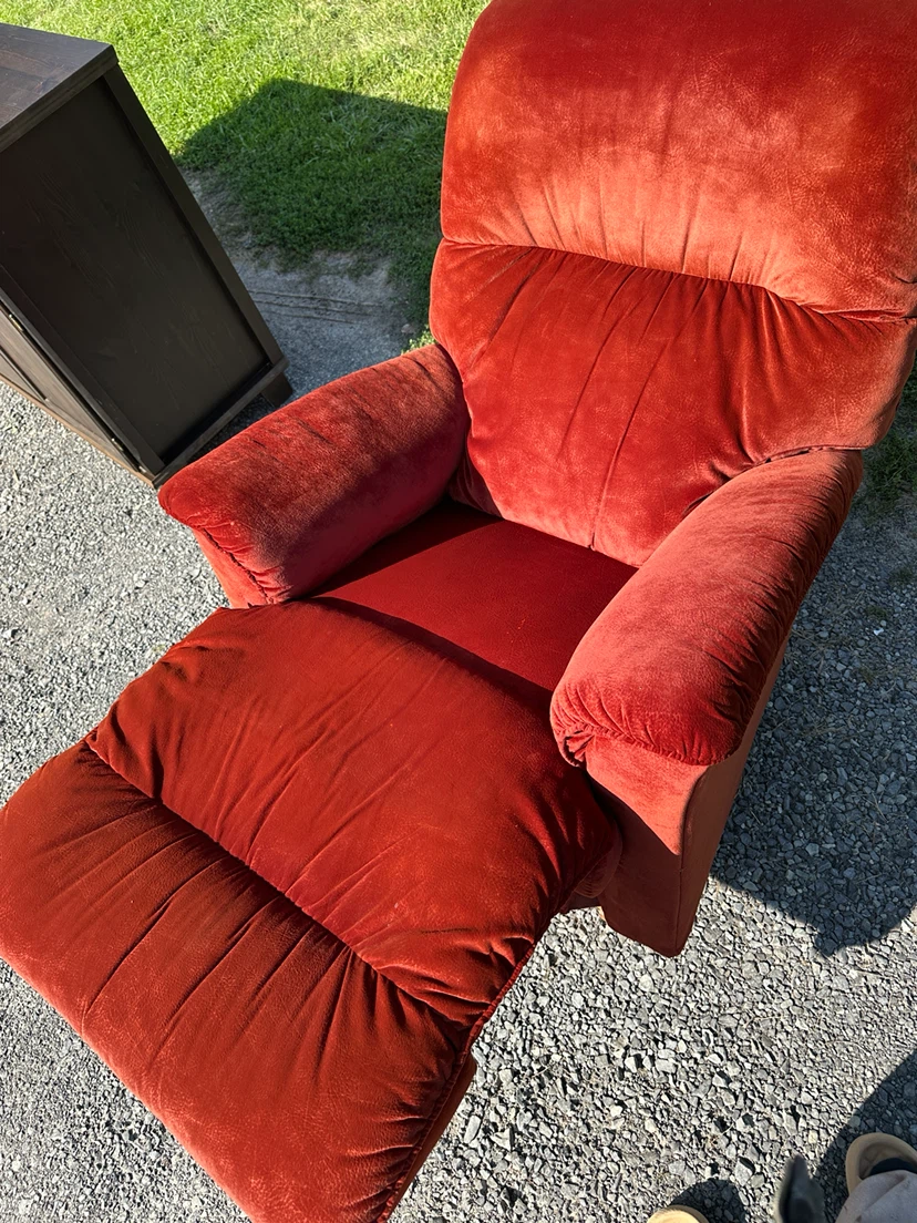 Red Velour La-Z-Boy Manual Recliner (CAN DELIVER) - photo 4
