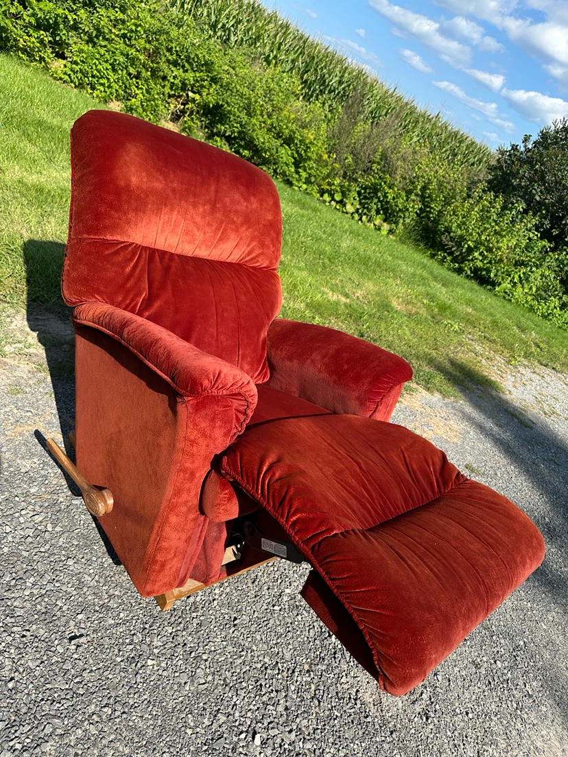 Red Velour La-Z-Boy Manual Recliner (CAN DELIVER) - photo 5
