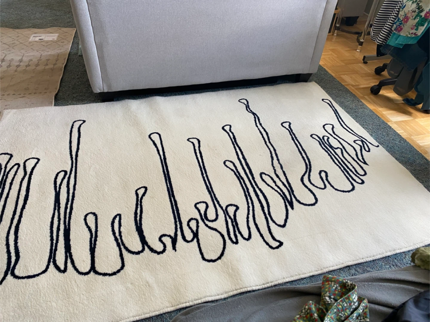 2 Area Rugs from smoke/pet free home - photo 2