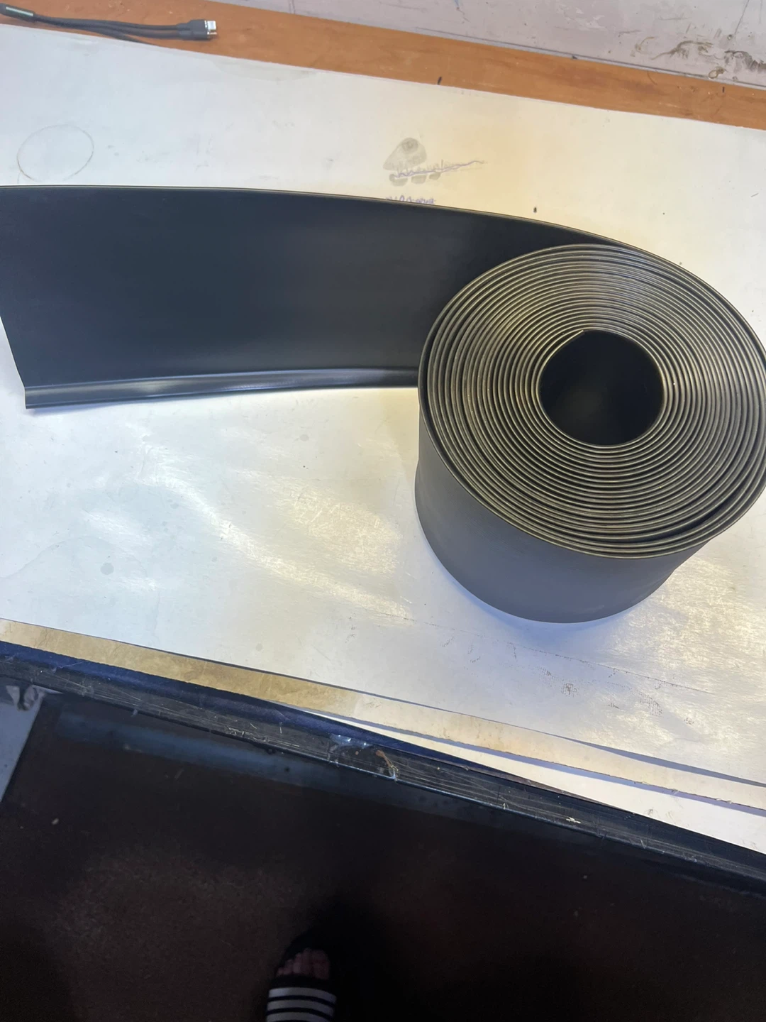 Vinyl baseboard 6inch x 28 ft - photo 2