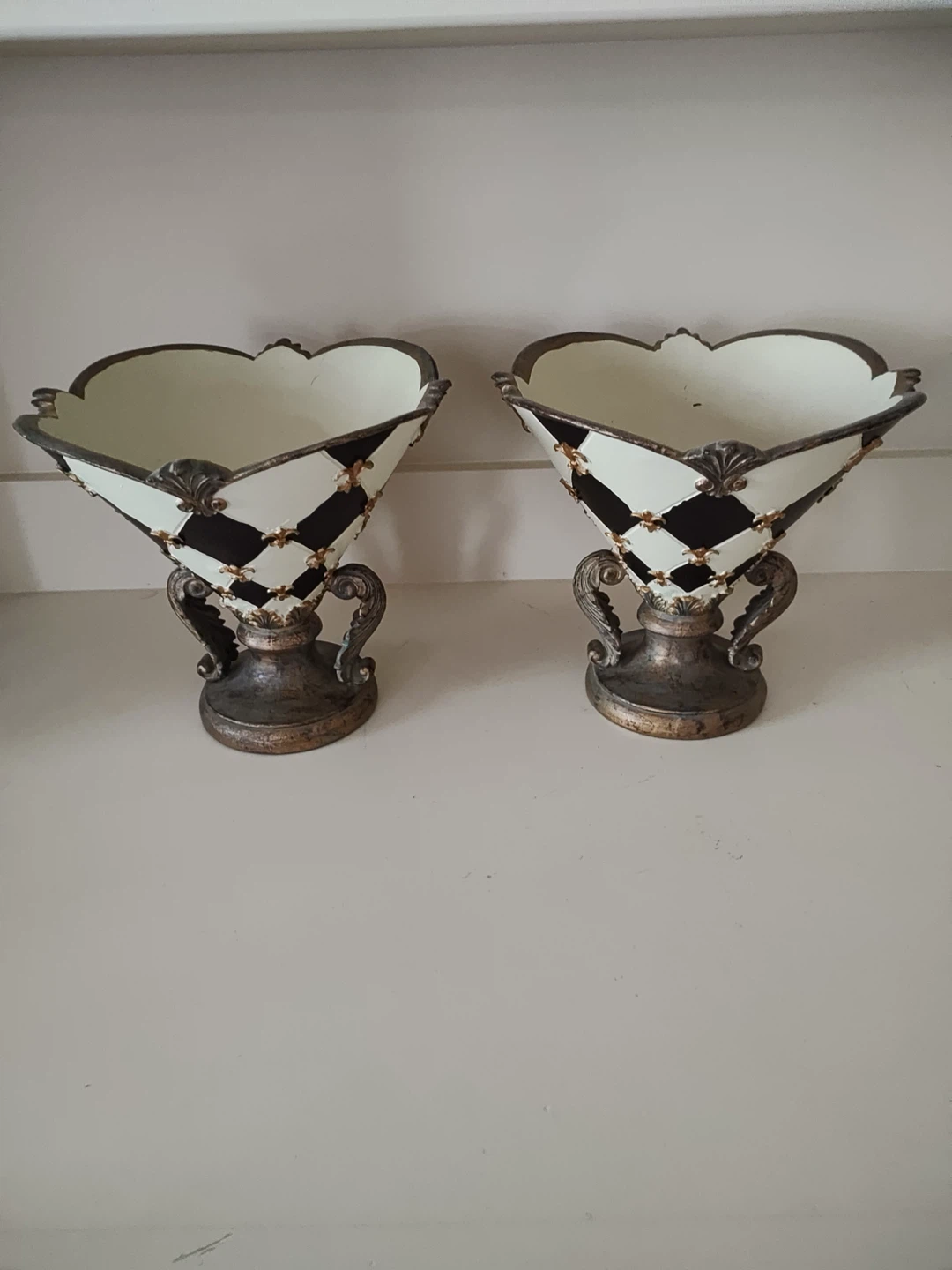 Pair of decorative urns/bowls