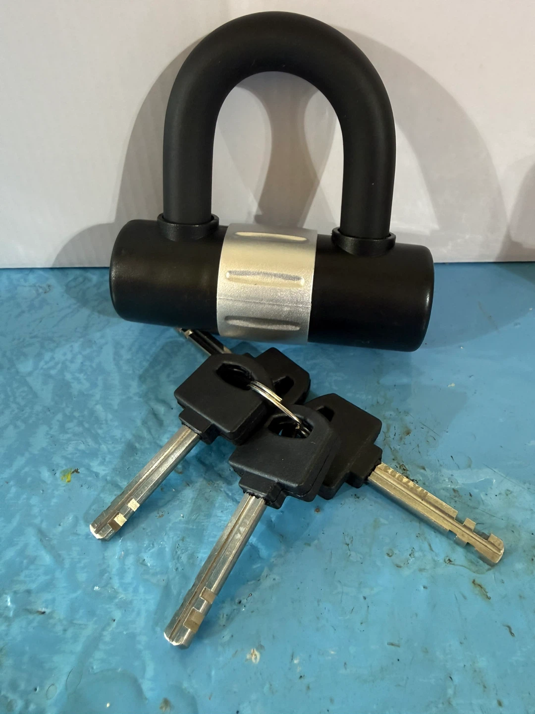 Black U-Lock with Silver Accent