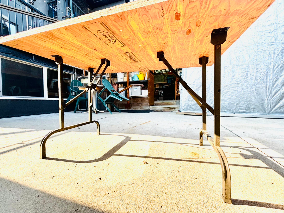 4 ft Heavy-Duty Sturdy Folding Table - photo 2