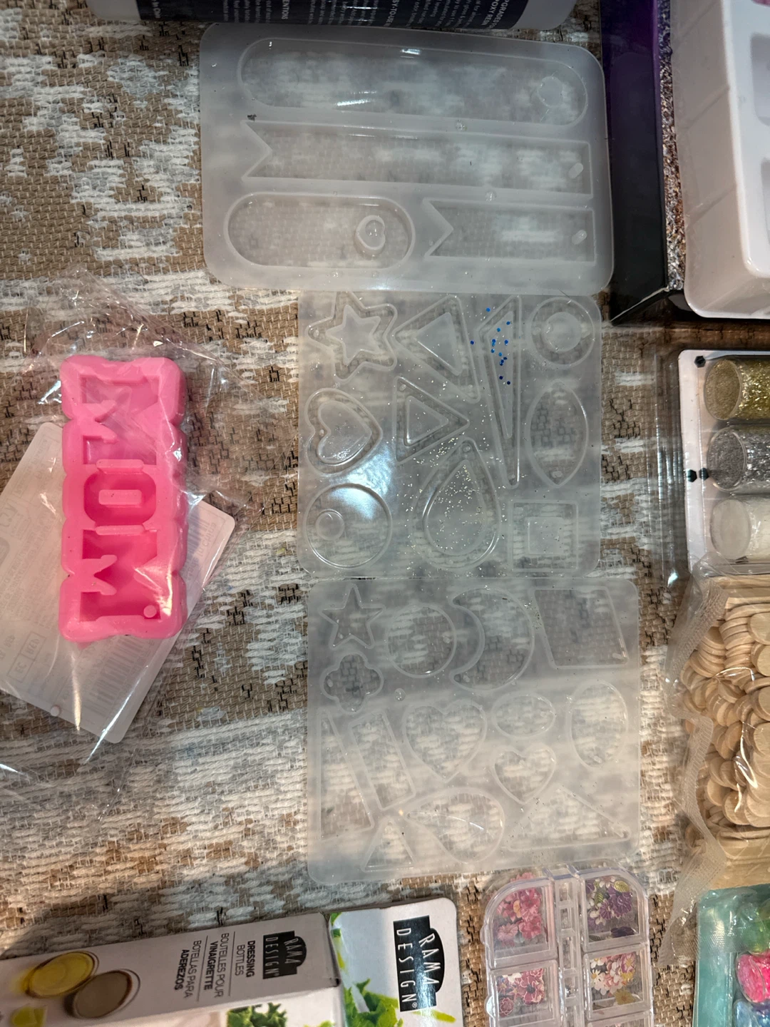 Beginner Epoxy Resin Art Kit with Molds & Decorations - photo 4