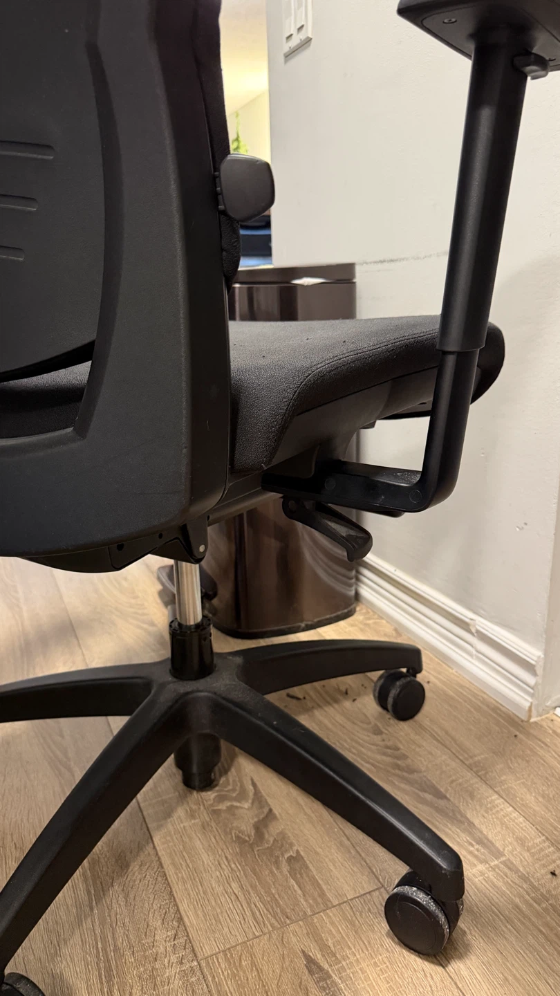 Ergonomic Black Office Chair - Teknion Savera Synchro Tilt - photo 2