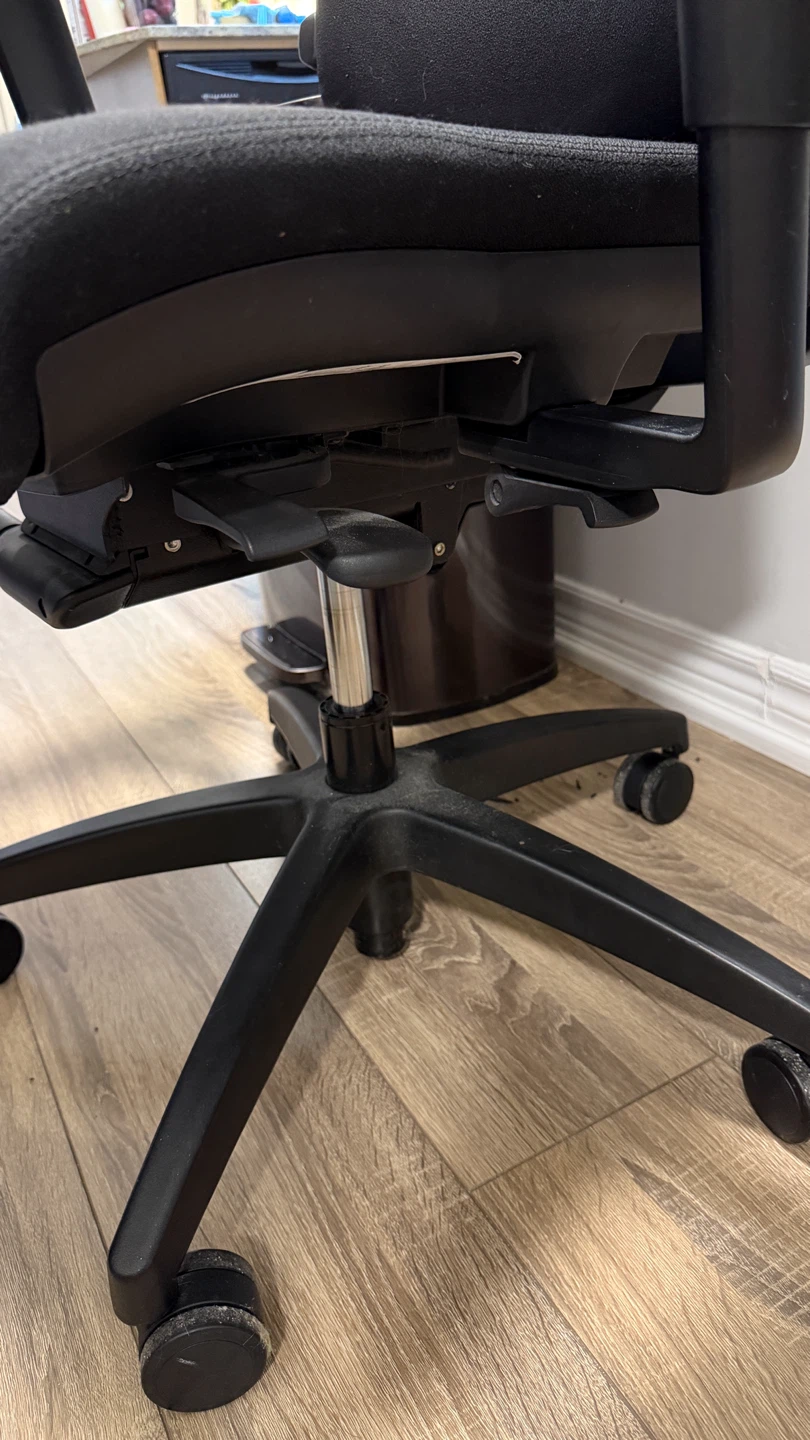 Ergonomic Black Office Chair - Teknion Savera Synchro Tilt - photo 4