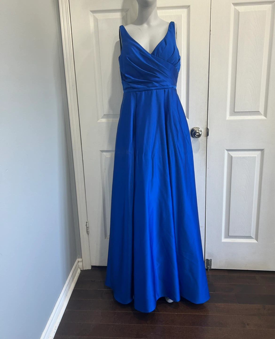 (L) women’s evening gown
