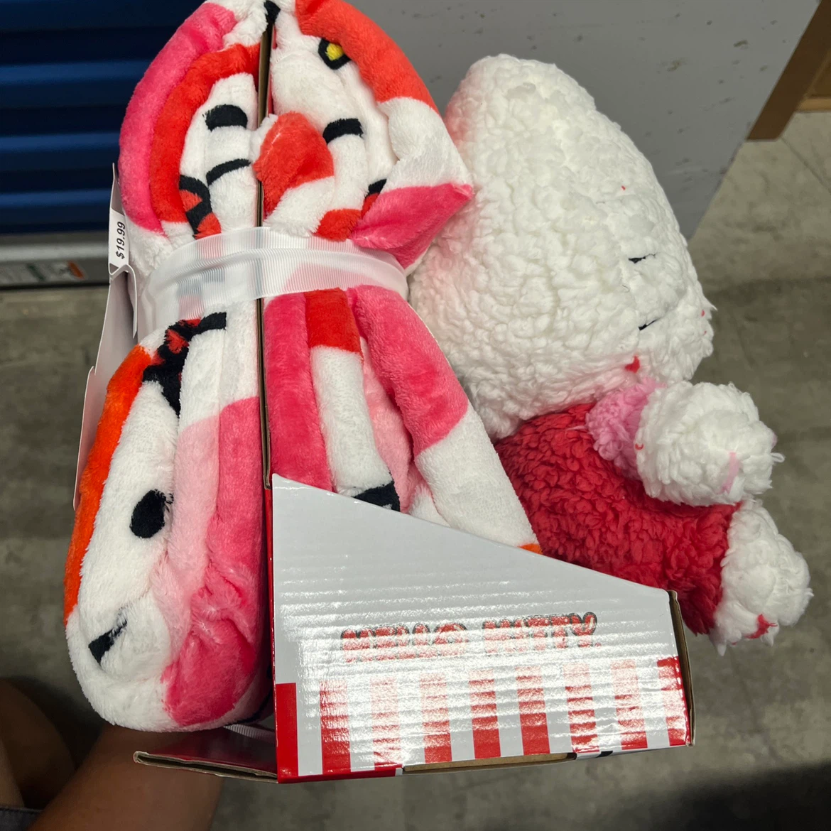 Hello Kitty Character Pillow & Throw Set - photo 5