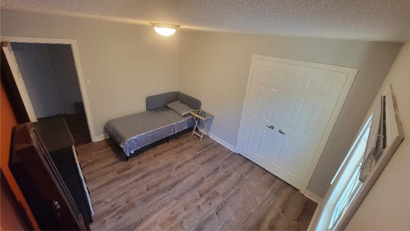 Private bedroom (ideal for female) for rent - photo 2