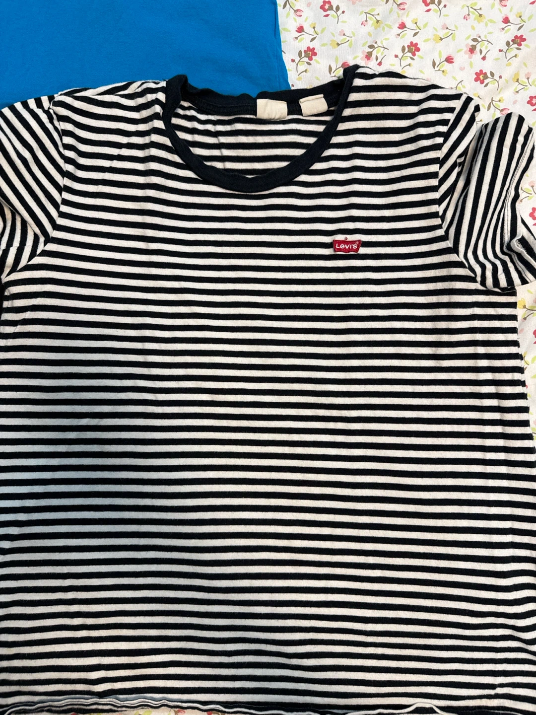 Lot of 3 T-Shirts - Blue, Black Hearts, Striped Levi's - photo 2