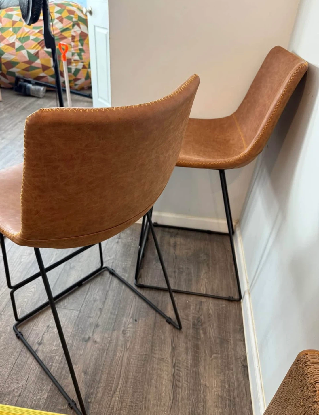SET OF 2 MODERN BAR STOOLS — COGNAC & BLACK 🪑✨ - photo 2