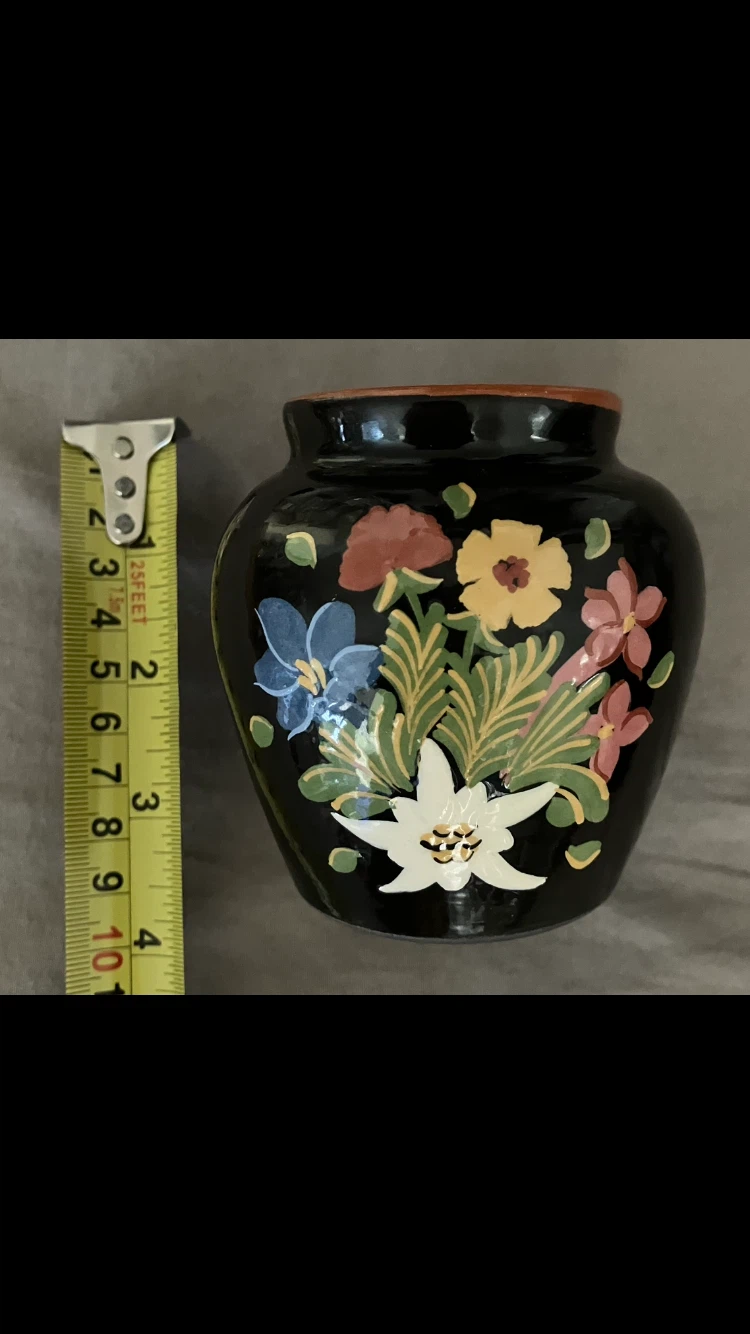 Small Black Pottery Vase with Floral Design 🏺🌸🌺🌼🪷🪻🌷🖤
