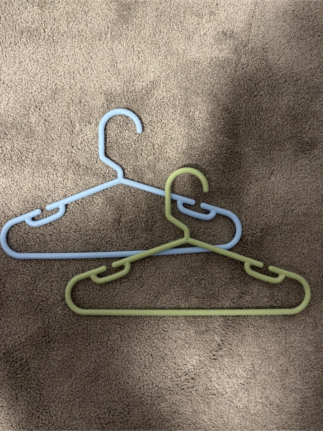 Lot of 20 Plastic Hangers - Blue & Green infant/kids