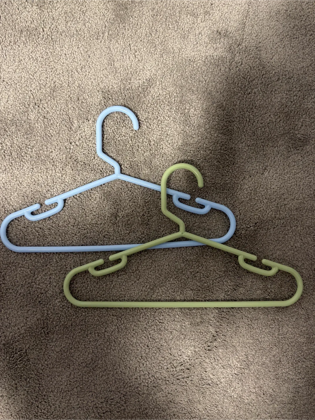 Lot of 20 Plastic Hangers - Blue & Green infant/kids