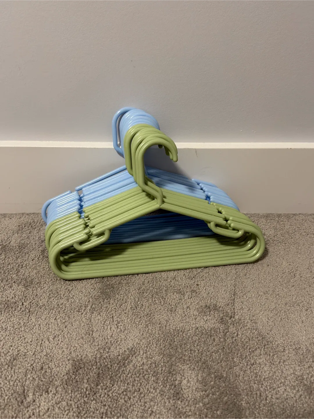 Lot of 20 Plastic Hangers - Blue & Green infant/kids - photo 2