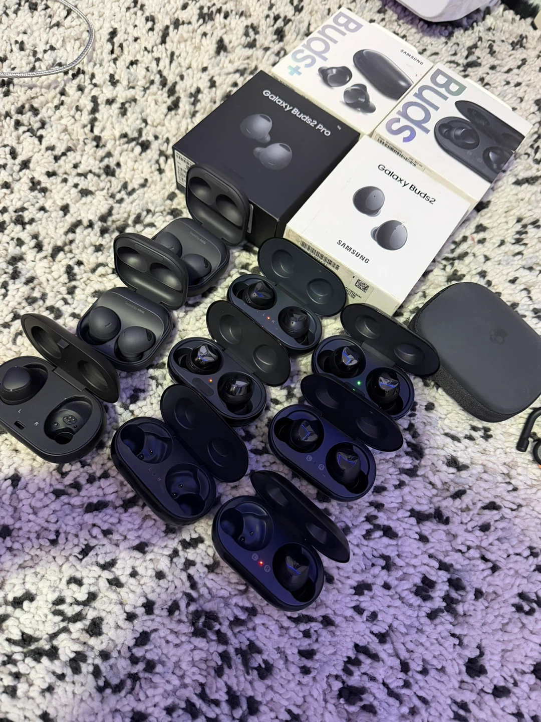 Samsung earbuds lot take all for 80$ as is