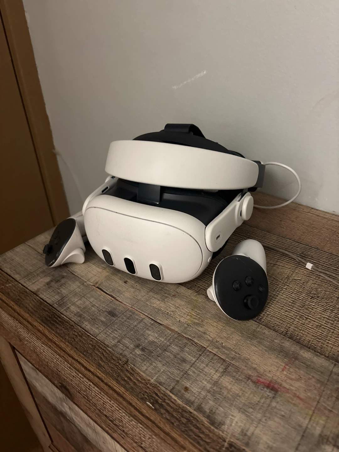 Meta Quest 3 VR Headset with Controllers and battery pack w case