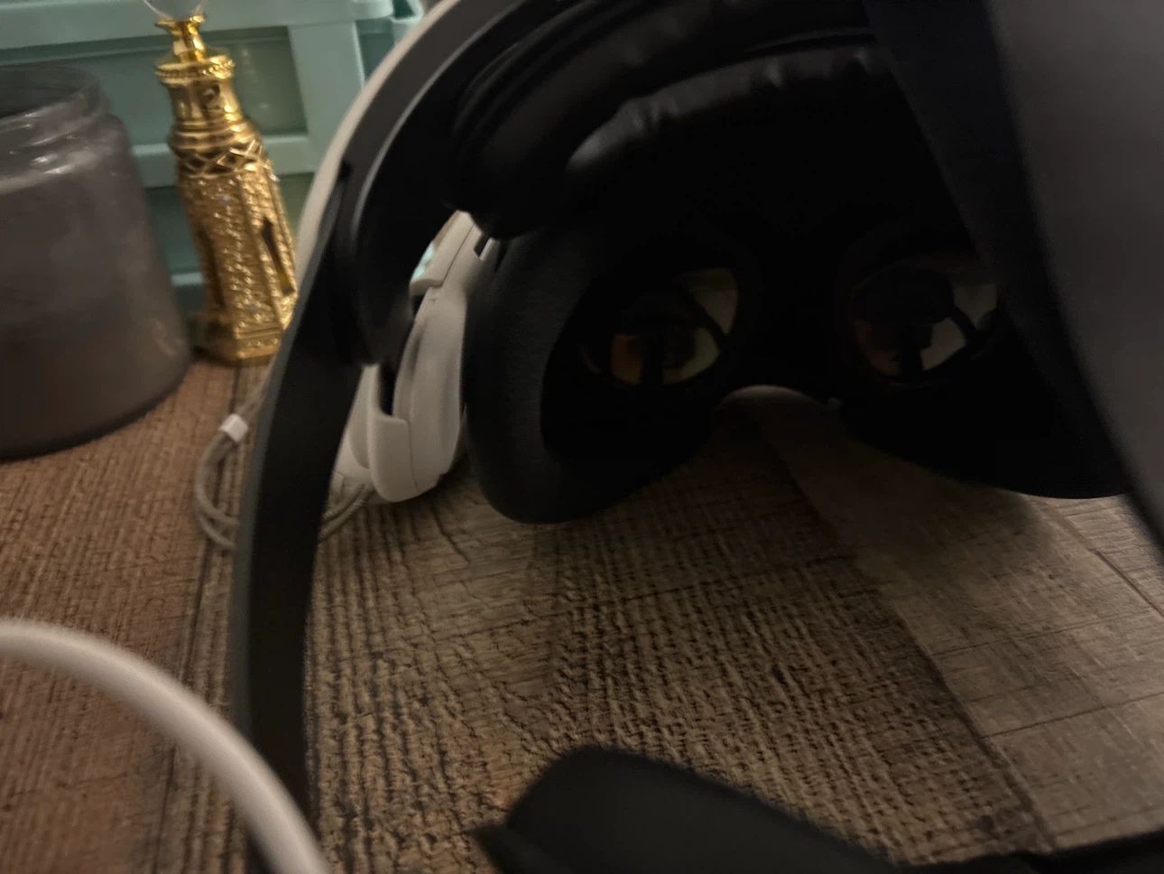 Meta Quest 3 VR Headset with Controllers and battery pack w case - photo 3