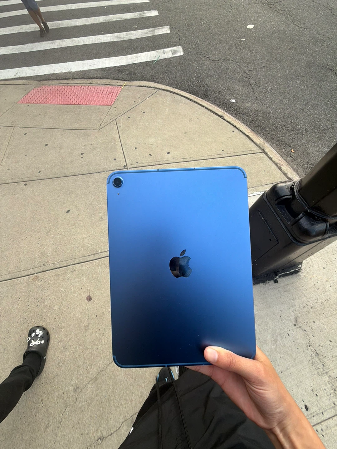 Apple iPad Air (5th Gen) - Blue
