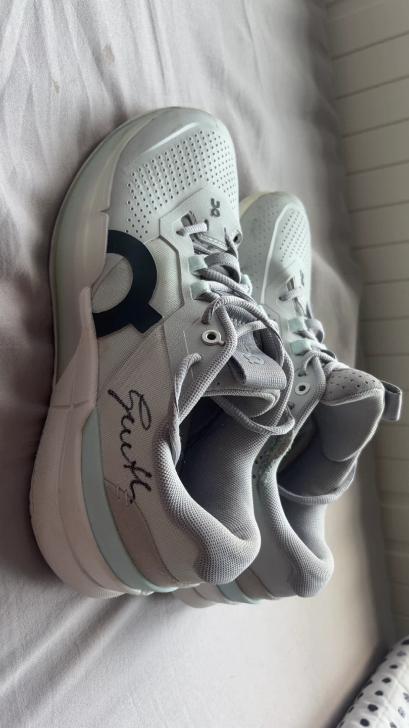 Signed Iga Swiatek match worn shoes at Nbo tournament - photo 2