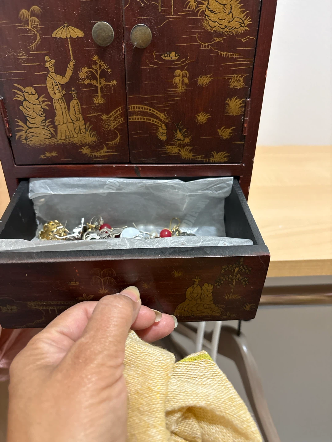 Antique jewelry box with carving - photo 2