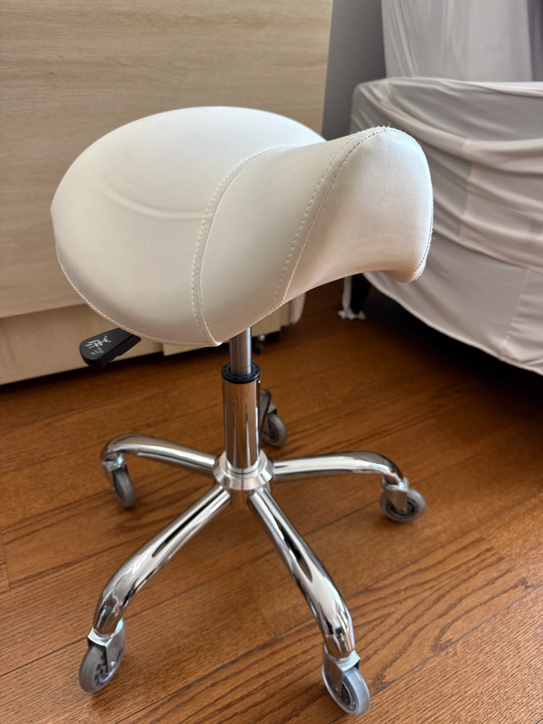 White Saddle Stool Chair - photo 2