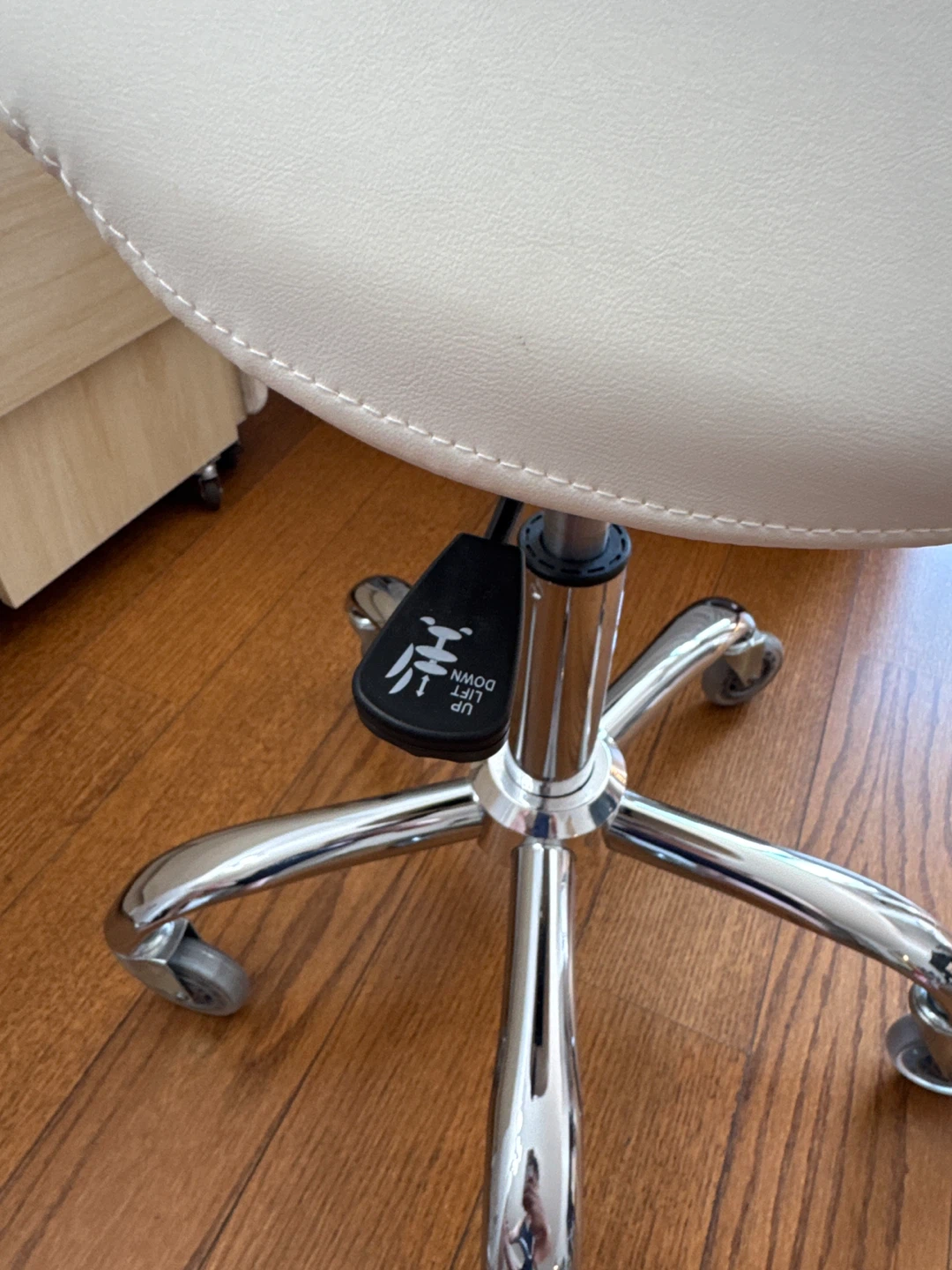 White Saddle Stool Chair - photo 3