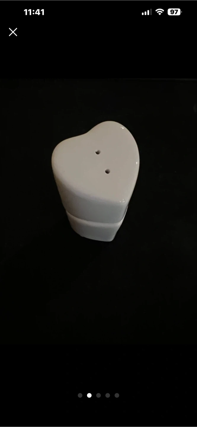 White Heart Salt and Pepper Shakers - photo 2