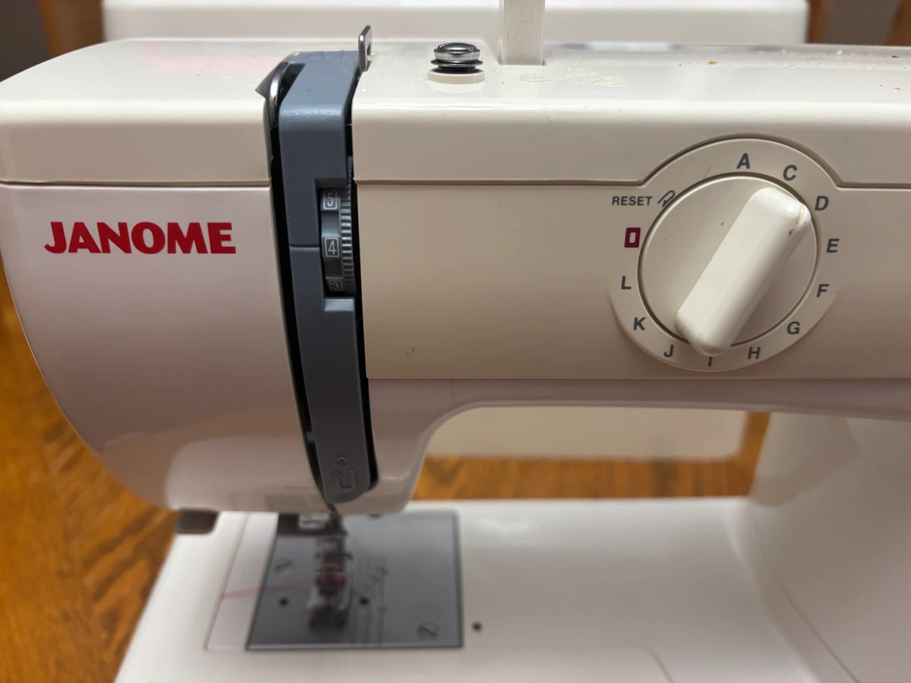 Janome 423S Sewing Machine - photo 3