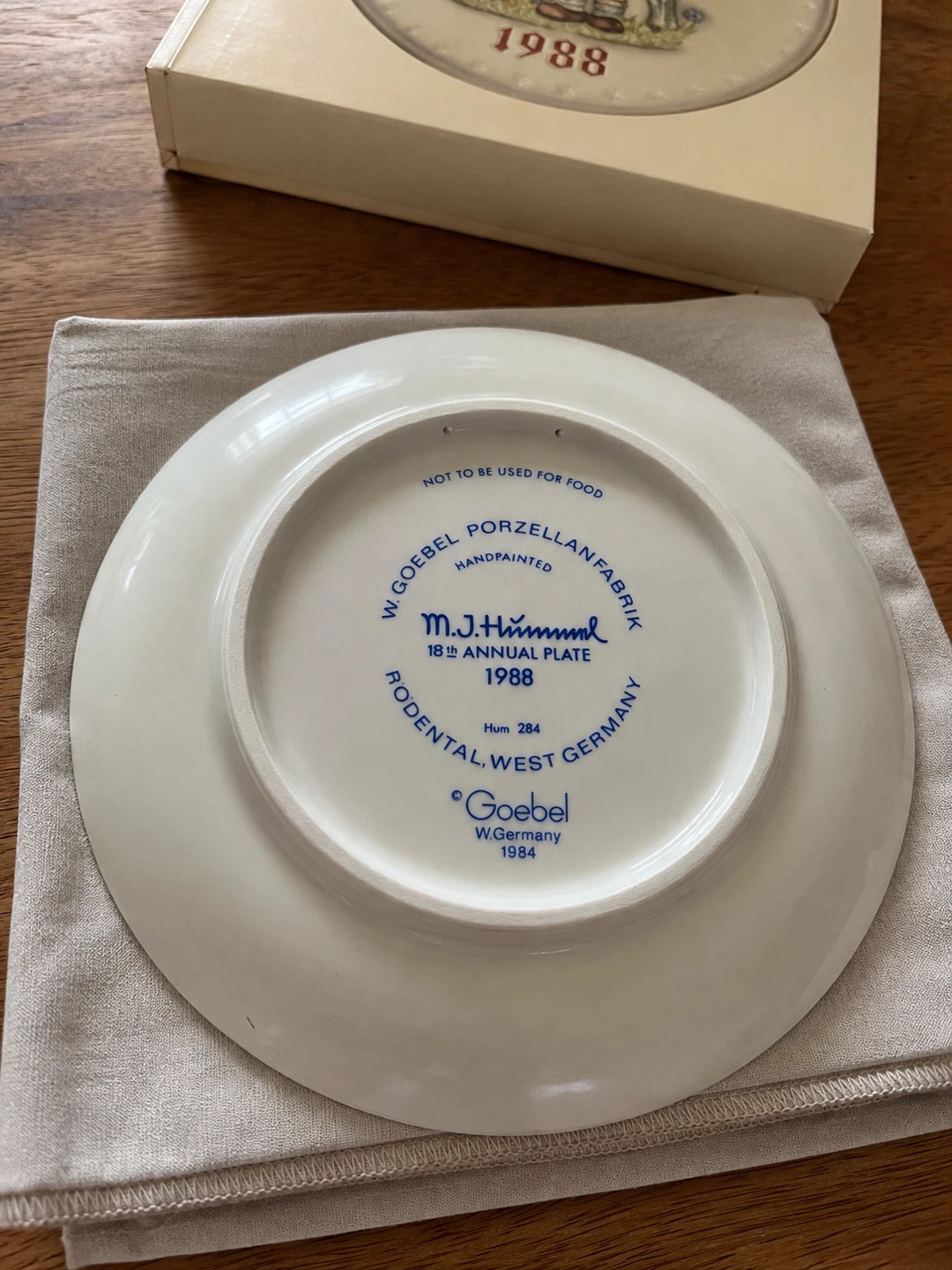 Goebel 1988 Annual Plate - M.J. Hummel - photo 2