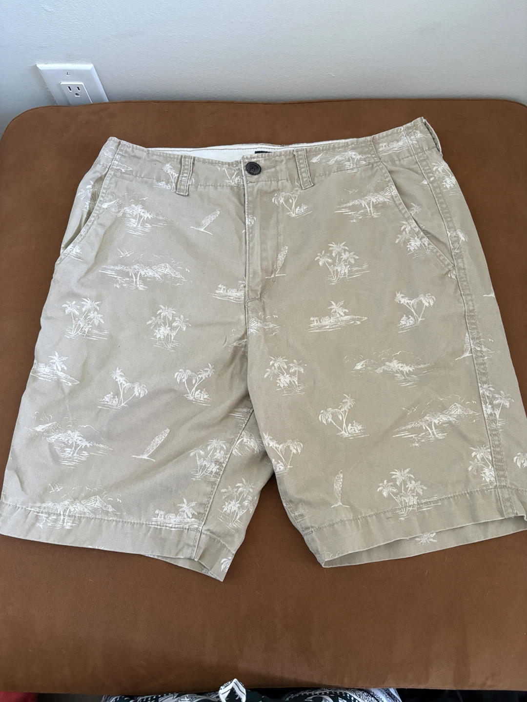 American Eagle Shorts, Uniqlo shirt bundle - photo 3