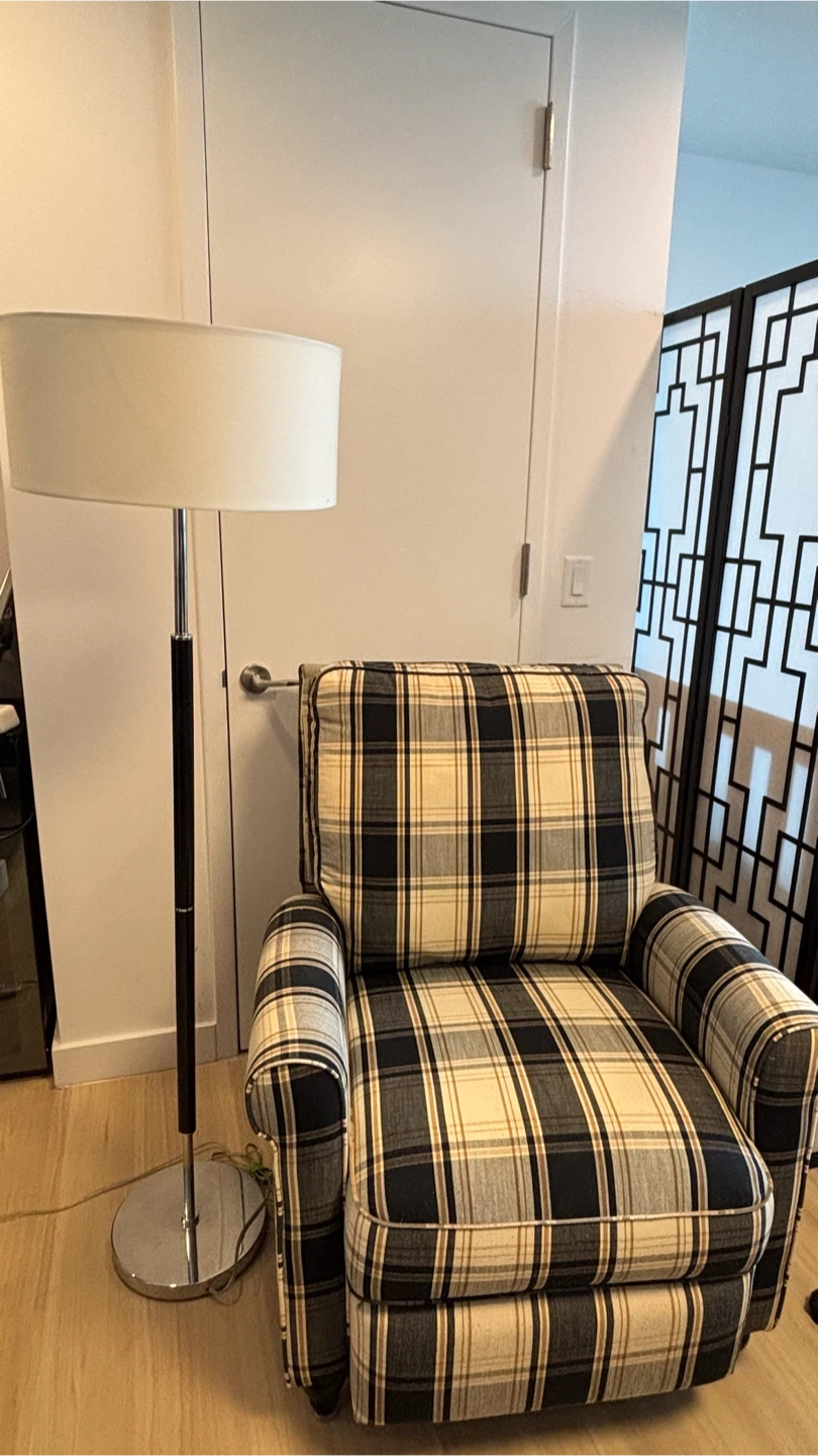 Recliner with floor lamp - photo 2
