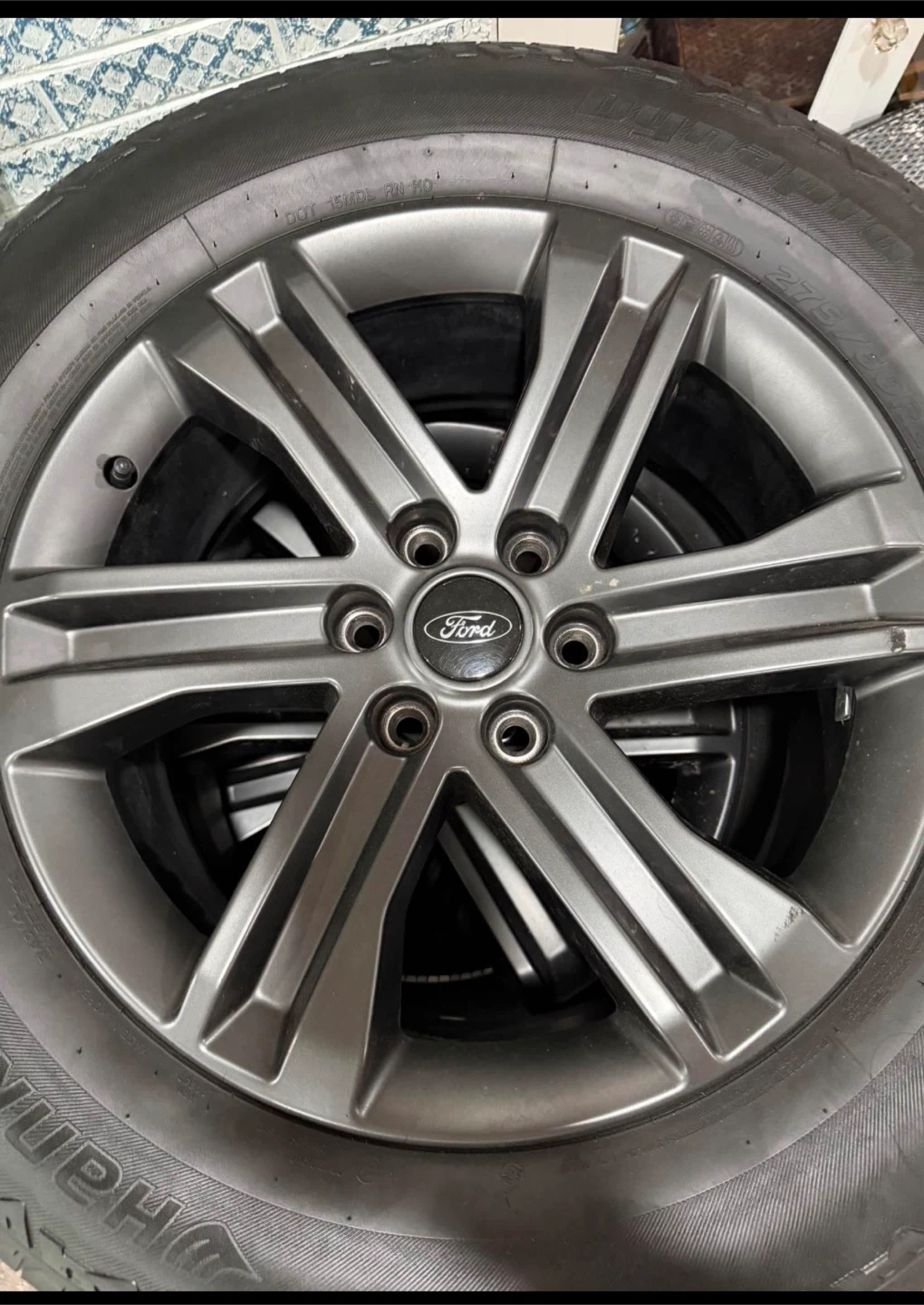 I'm selling 4 rims with tires for a Ford F150. - photo 4