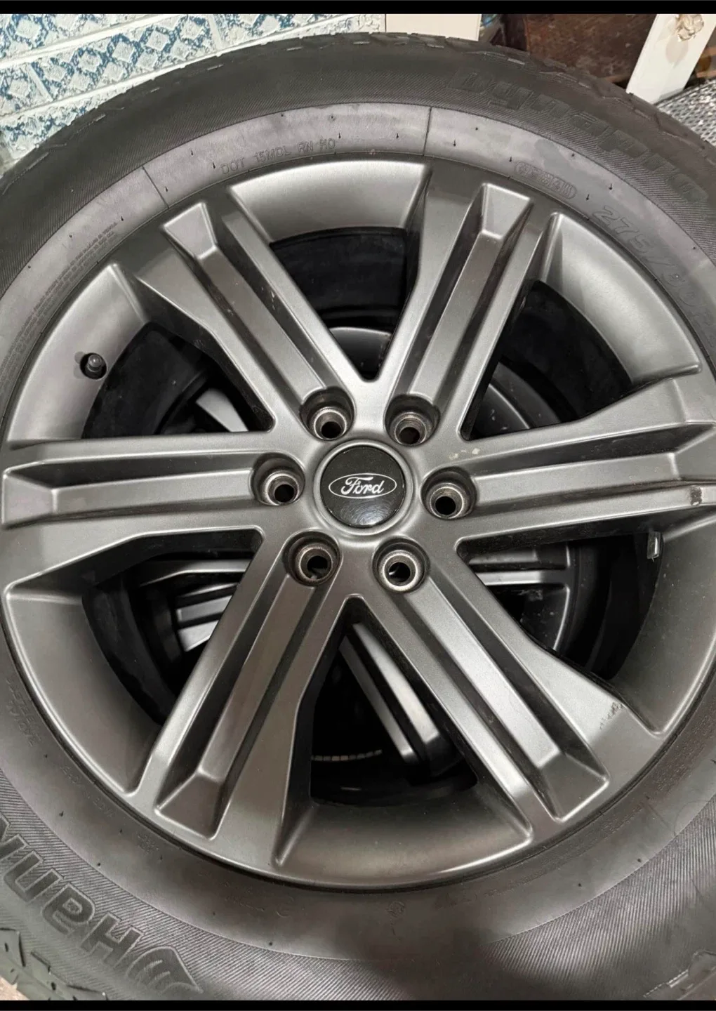 I'm selling 4 rims with tires for a Ford F150. - photo 4